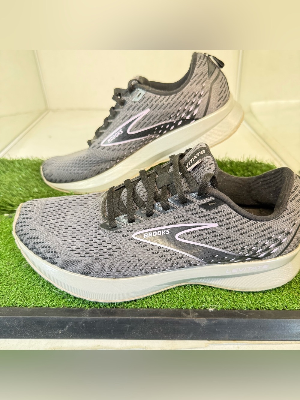 Brooks Levitate 5 running shoes in a gray and lilac colorway
